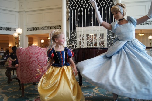 Hong-Kong-Disneyland-Cinderella-Dancing