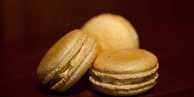 jean-pierre-sancho-Gold-and-Champagne-Macarons