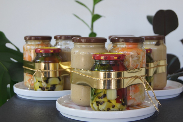Healthy homemade Christmas food gifts in a jar